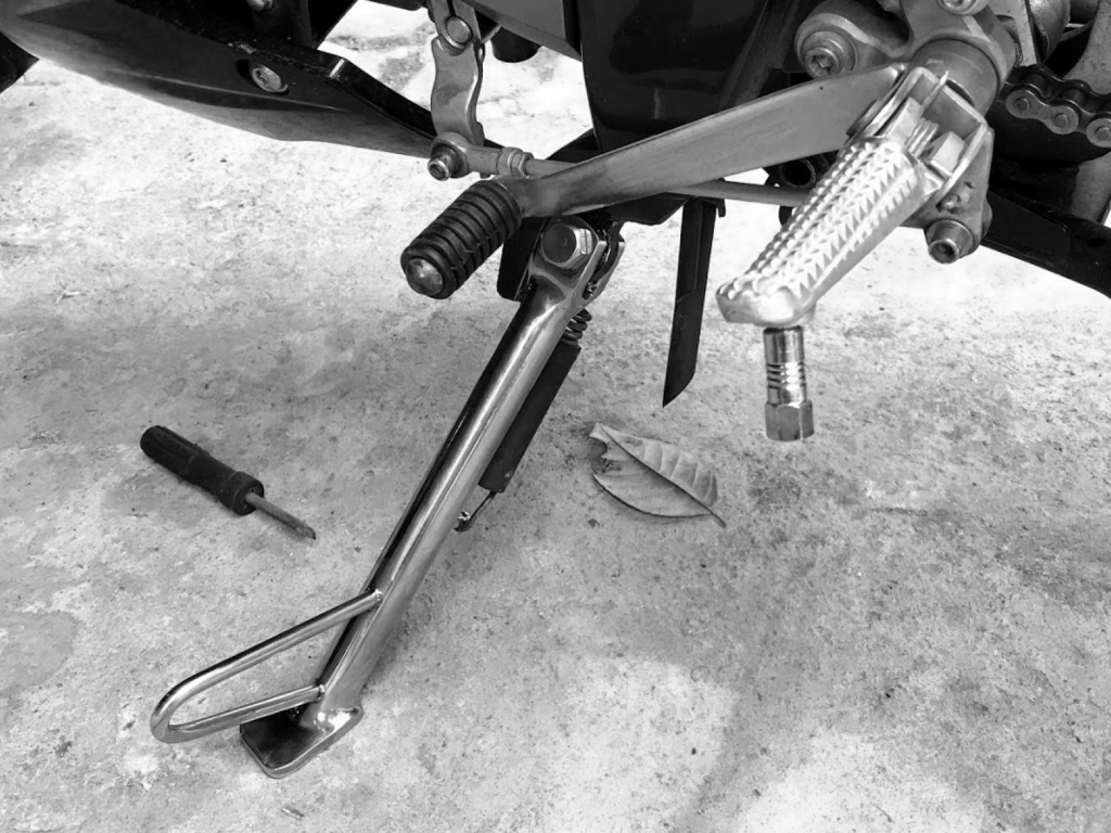 Chân chống xe máy quá nghiêng cũng làm cho xe bị chảy xăng