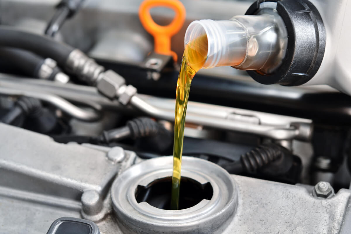 Thay dầu nhớt ô tô sau mỗi 3000 - 5000 km
