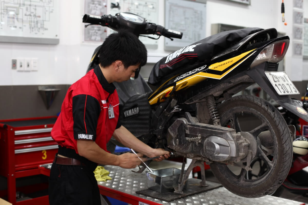 Dấu hiệu cần thay dầu xe máy Yamaha khi khó khởi động xe